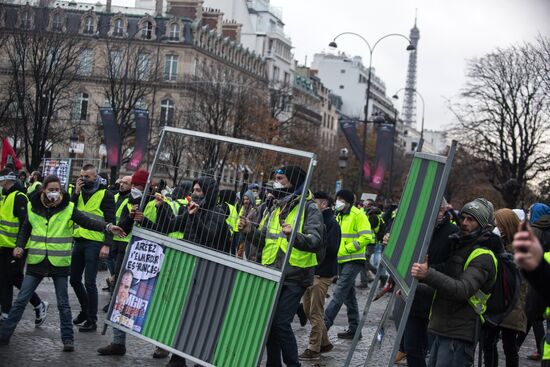 Акция протестов автомобилистов "желтые жилеты" в Париже 