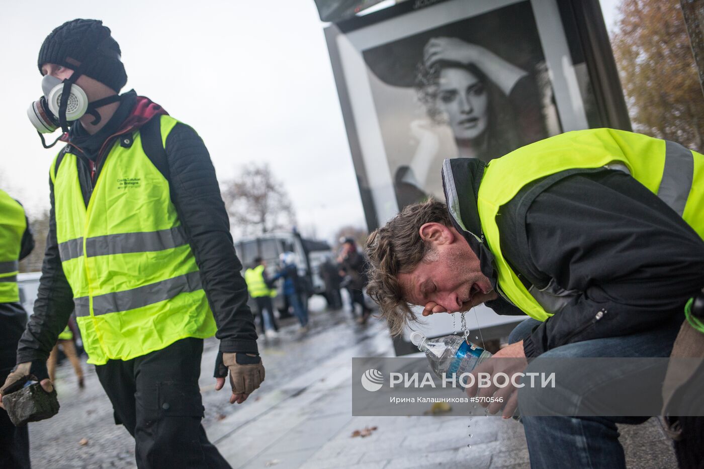 Акция протестов автомобилистов "желтые жилеты" в Париже 