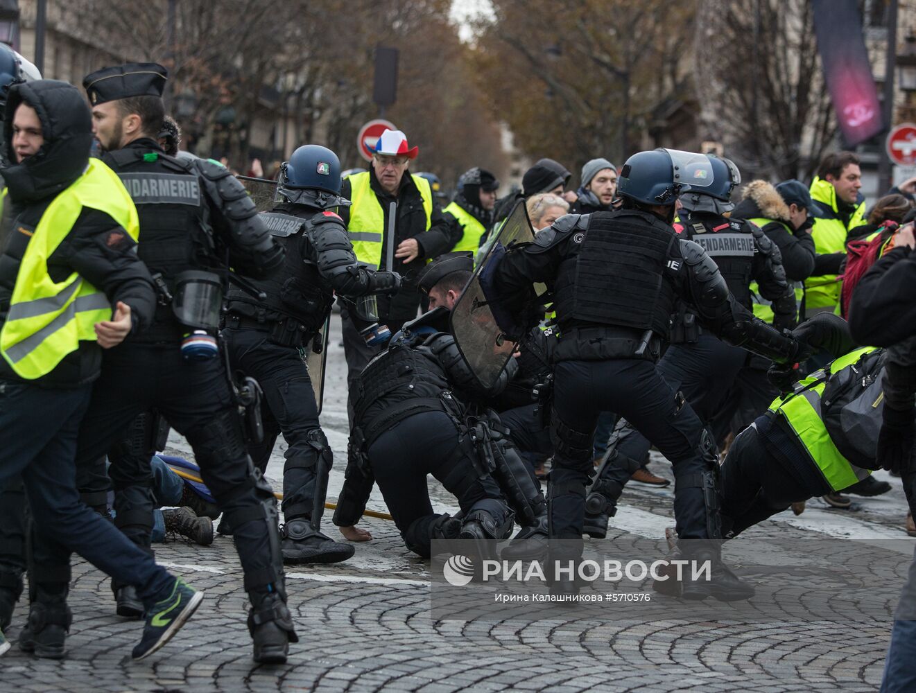 Столкновение участников акции протеста против роста цен на бензин "желтые жилеты" с силами правопорядка в Париже. Во Франции продолжается народная акция протеста автомобилистов с требованием от властей снижения налогов на топливо. Место: Франция, Париж. Автор: Ирина Калашникова/РИА Новости. Акция протестов автомобилистов "желтые жилеты" в Париже