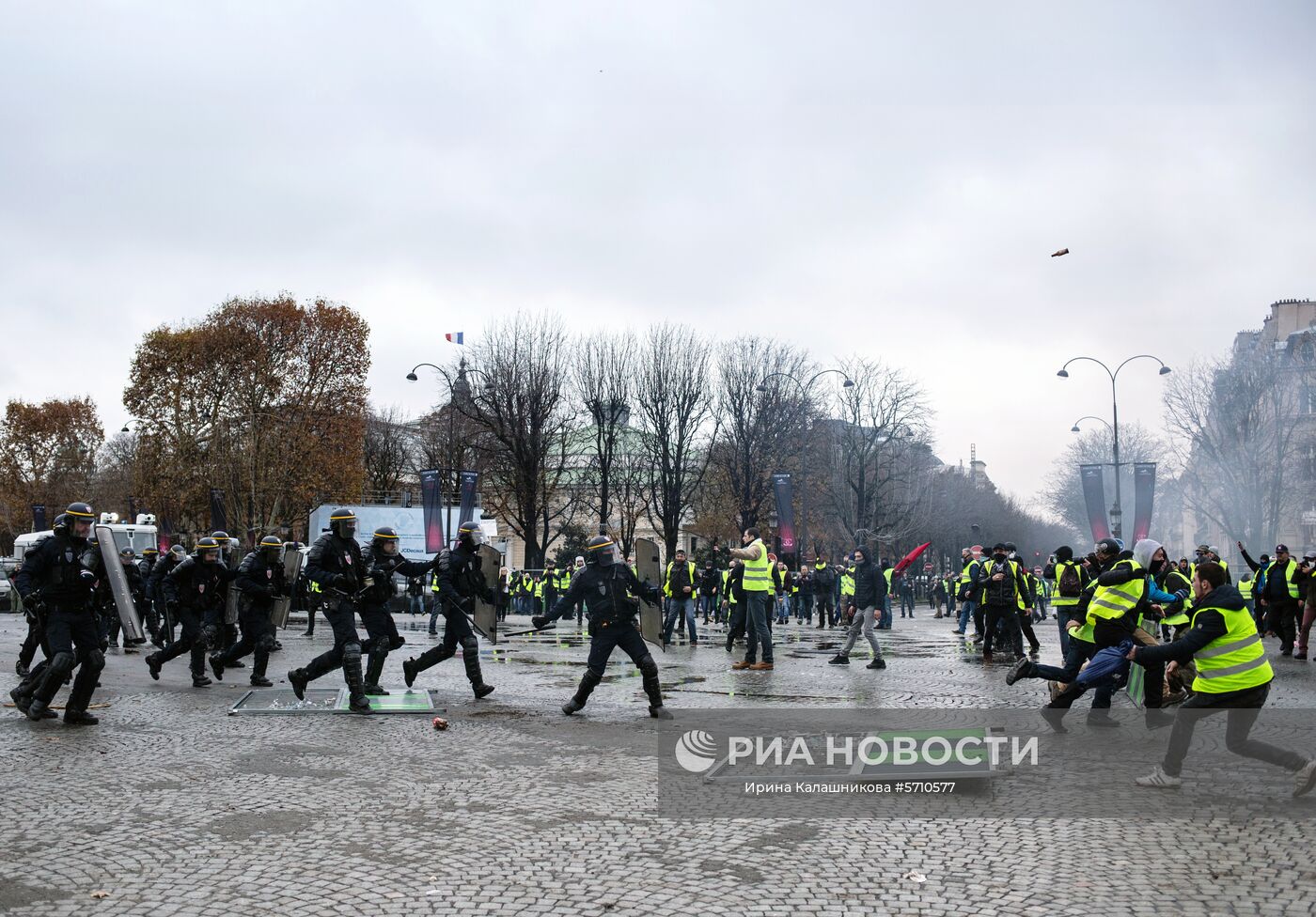 Столкновение участников акции протеста против роста цен на бензин "желтые жилеты" с силами правопорядка в Париже. Во Франции продолжается народная акция протеста автомобилистов с требованием от властей снижения налогов на топливо. Место: Франция, Париж. Автор: Ирина Калашникова/РИА Новости. Акция протестов автомобилистов "желтые жилеты" в Париже