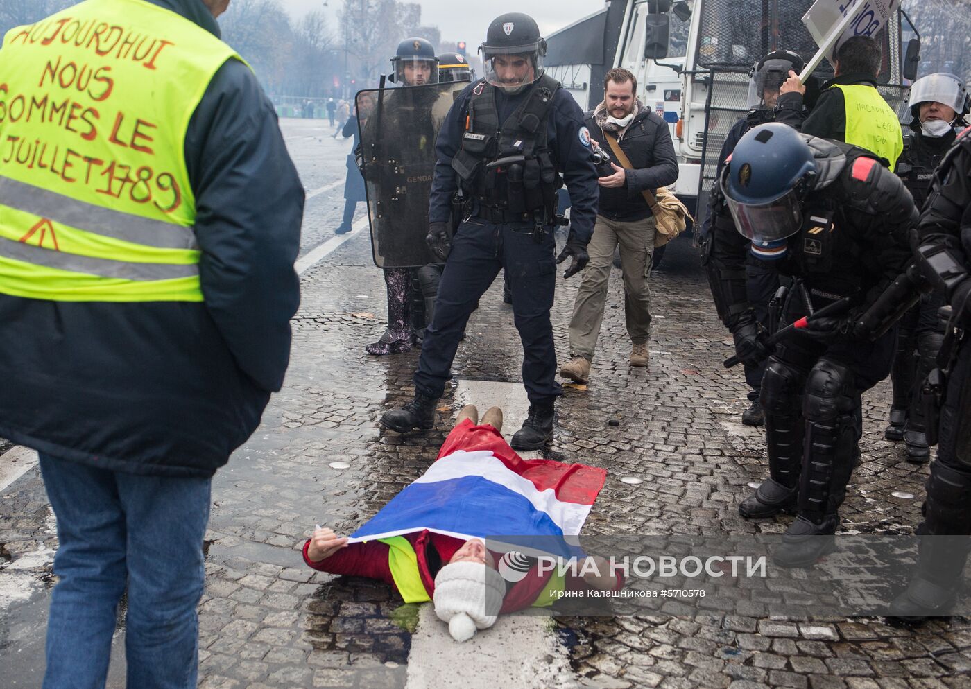 Участники акции протеста против роста цен на бензин "желтые жилеты" в Париже. Во Франции продолжается народная акция протеста автомобилистов с требованием от властей снижения налогов на топливо. Место: Франция, Париж. Автор: Ирина Калашникова/РИА Новости. Акция протестов автомобилистов "желтые жилеты" в Париже