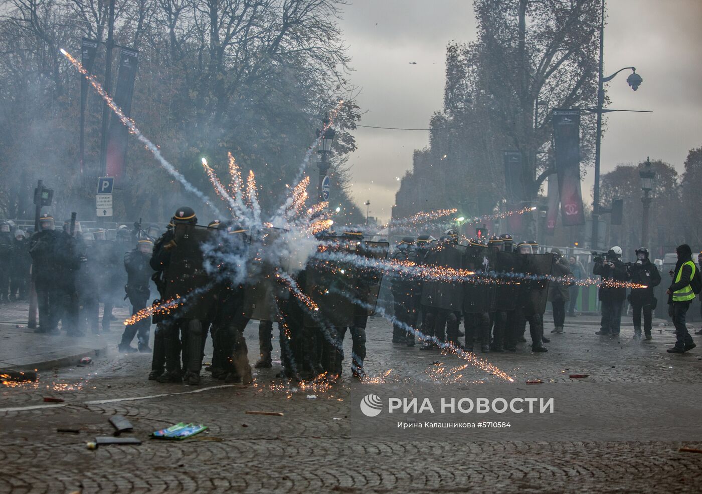 Столкновение участников акции протеста против роста цен на бензин "желтые жилеты" с силами правопорядка в Париже. Во Франции продолжается народная акция протеста автомобилистов с требованием от властей снижения налогов на топливо. Место: Франция, Париж. Автор: Ирина Калашникова/РИА Новости. Акция протестов автомобилистов "желтые жилеты" в Париже