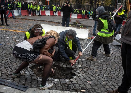 Акция протестов автомобилистов "желтые жилеты" в Париже 