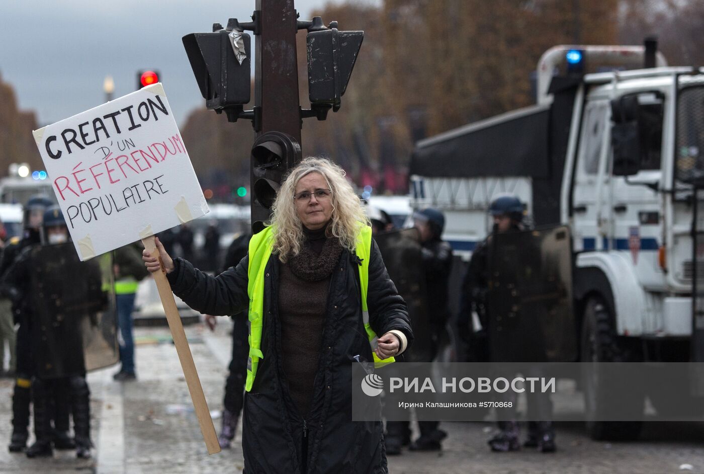 Участник акции протеста против роста цен на бензин "желтые жилеты" в Париже. Во Франции продолжается народная акция протеста автомобилистов с требованием от властей снижения налогов на топливо. Место: Франция, Париж. Автор: Ирина Калашникова/РИА Новости. Акция протестов автомобилистов "желтые жилеты" в Париже