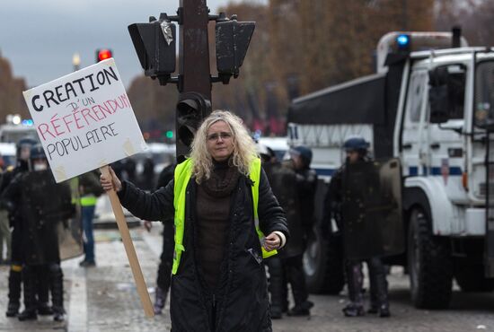 Акция протестов автомобилистов "желтые жилеты" в Париже