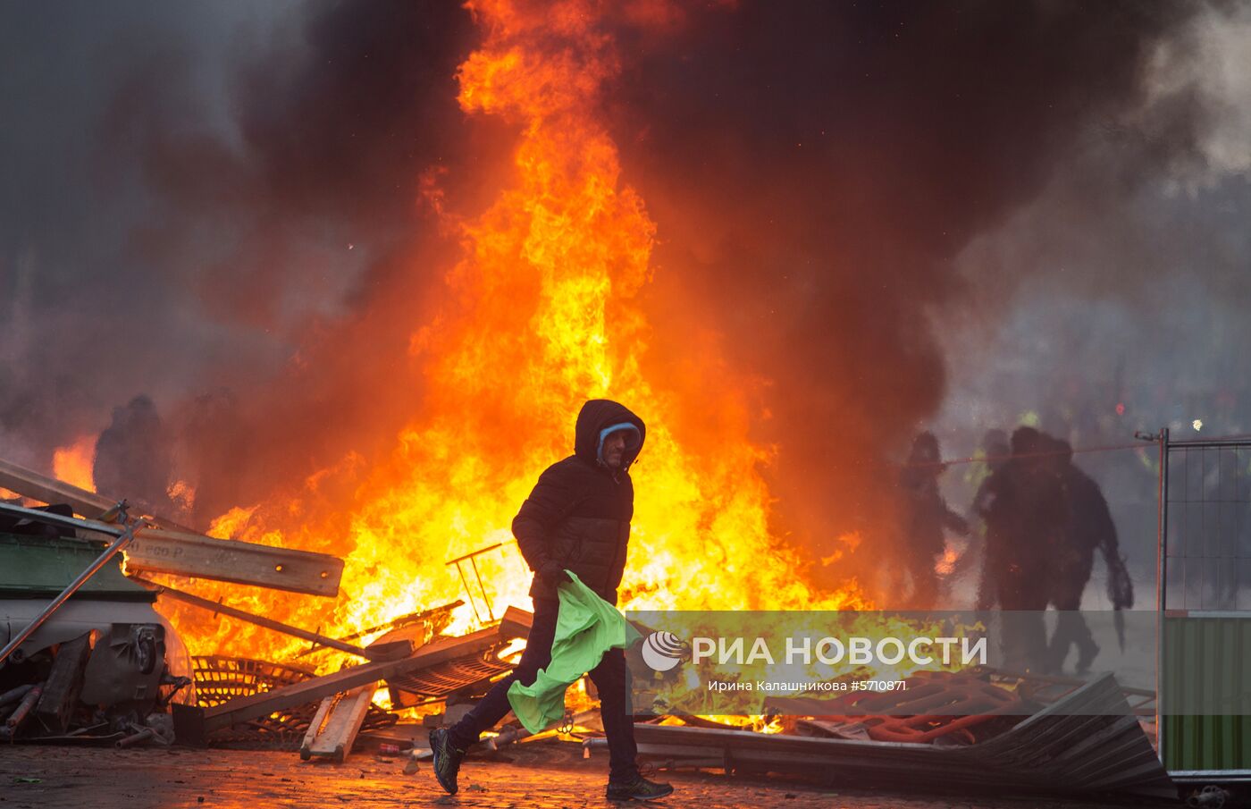 Столкновение участников акции протеста против роста цен на бензин "желтые жилеты" с силами правопорядка в Париже. Во Франции продолжается народная акция протеста автомобилистов с требованием от властей снижения налогов на топливо. Место: Франция, Париж. Автор: Ирина Калашникова/РИА Новости. Акция протестов автомобилистов "желтые жилеты" в Париже
