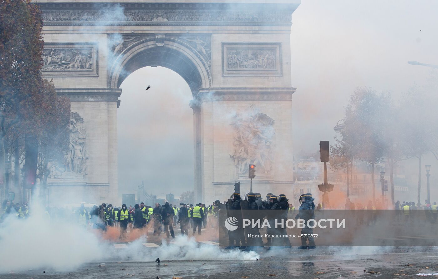 Столкновение участников акции протеста против роста цен на бензин "желтые жилеты" с силами правопорядка в Париже. Во Франции продолжается народная акция протеста автомобилистов с требованием от властей снижения налогов на топливо. Место: Франция, Париж. Автор: Ирина Калашникова/РИА Новости. Акция протестов автомобилистов "желтые жилеты" в Париже