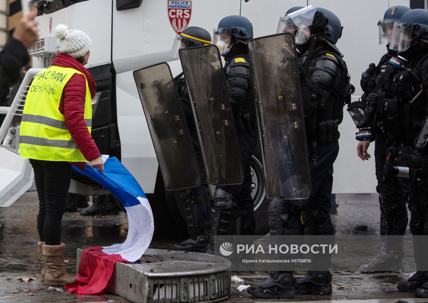 Столкновение участников акции протеста против роста цен на бензин "желтые жилеты" с силами правопорядка в Париже. Во Франции продолжается народная акция протеста автомобилистов с требованием от властей снижения налогов на топливо. Место: Франция, Париж. Автор: Ирина Калашникова/РИА Новости. Акция протестов автомобилистов "желтые жилеты" в Париже