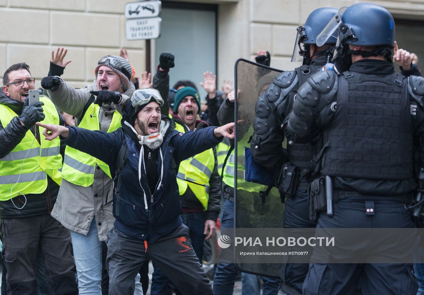 Столкновение участников акции протеста против роста цен на бензин "желтые жилеты" с силами правопорядка в Париже. Во Франции продолжается народная акция протеста автомобилистов с требованием от властей снижения налогов на топливо. Место: Франция, Париж. Автор: Ирина Калашникова/РИА Новости. Акция протестов автомобилистов "желтые жилеты" в Париже