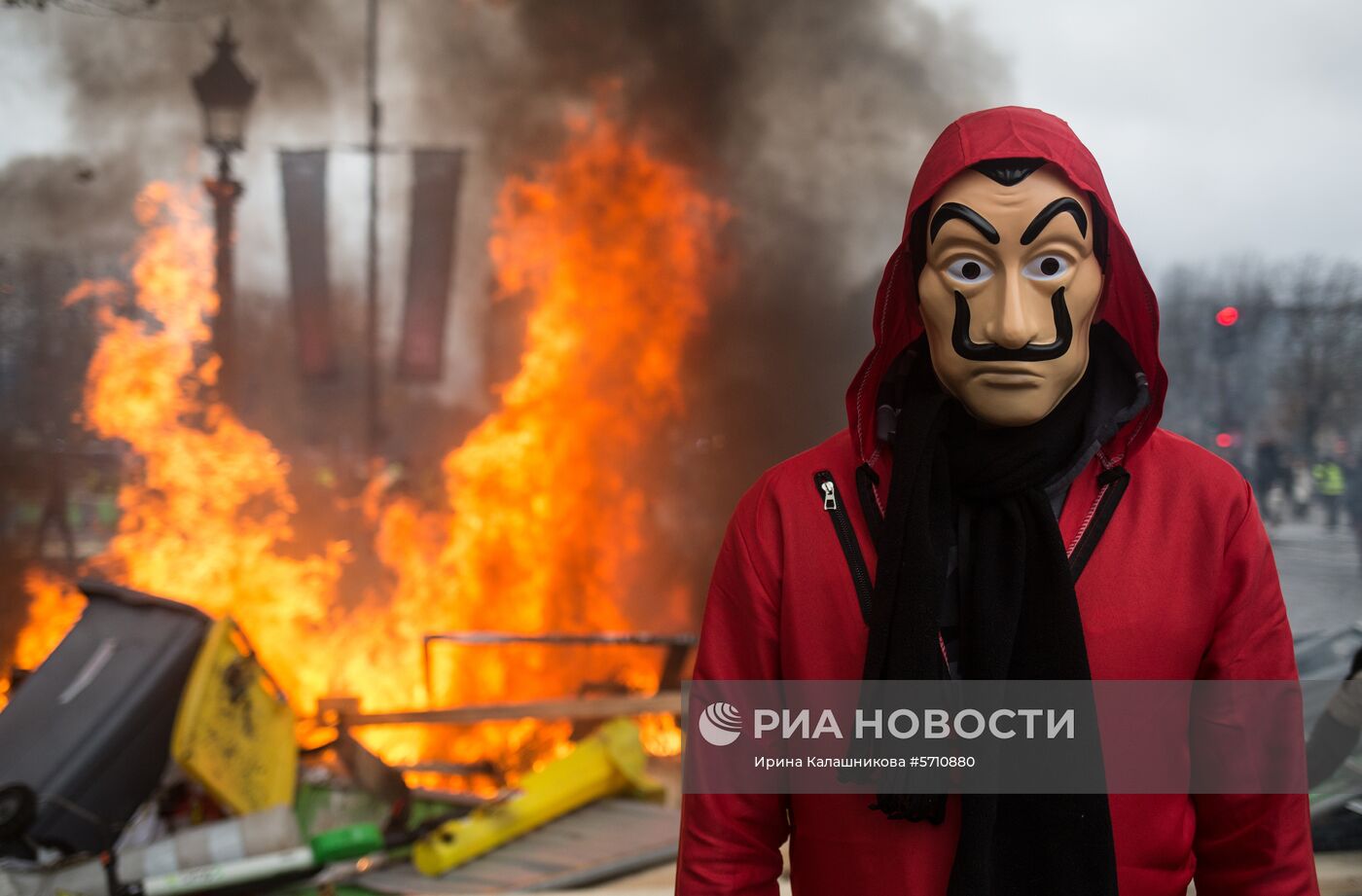 Акция протестов автомобилистов "желтые жилеты" в Париже