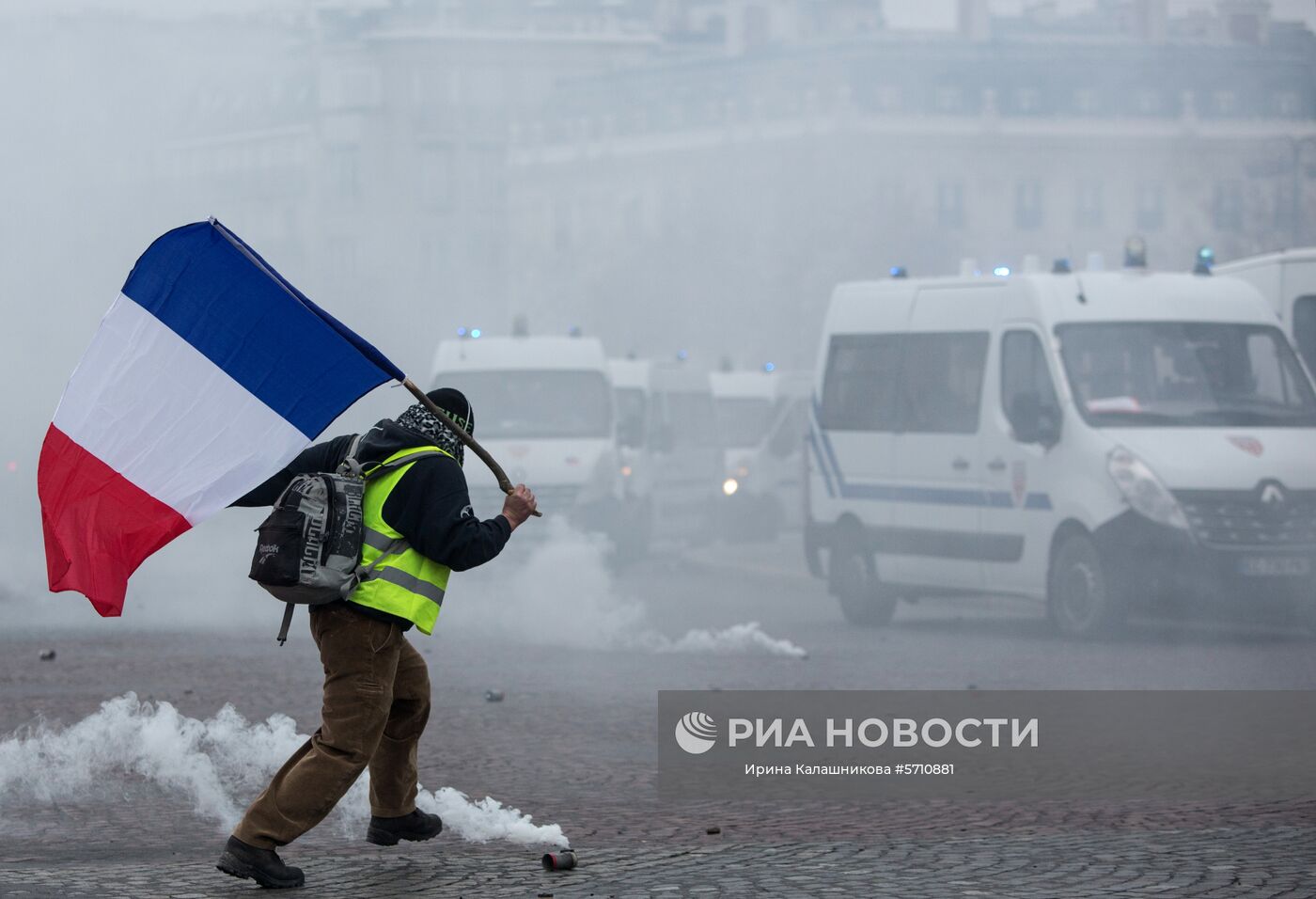 Столкновение участников акции протеста против роста цен на бензин "желтые жилеты" с силами правопорядка в Париже. Во Франции продолжается народная акция протеста автомобилистов с требованием от властей снижения налогов на топливо. Место: Франция, Париж. Автор: Ирина Калашникова/РИА Новости. Акция протестов автомобилистов "желтые жилеты" в Париже