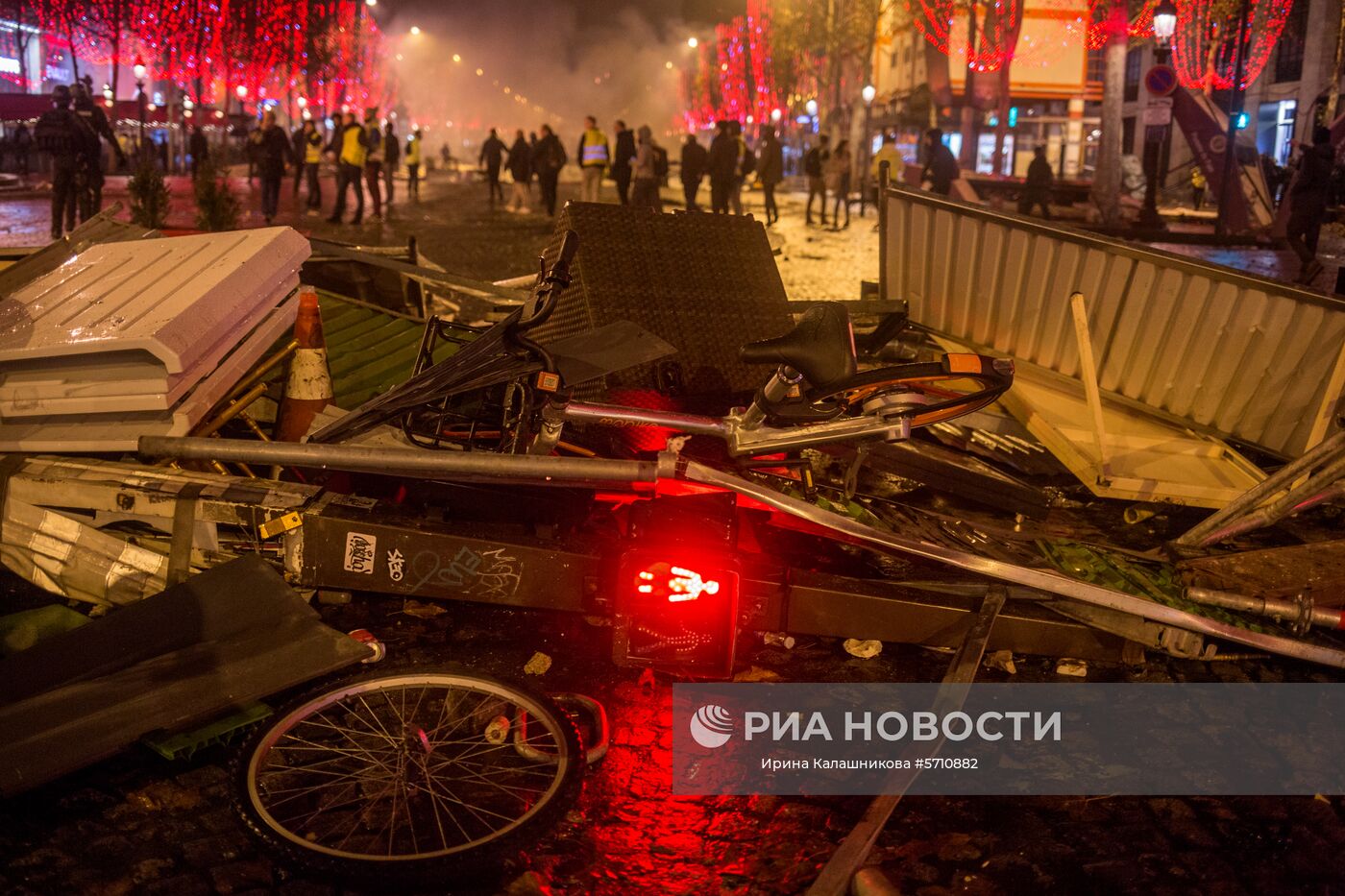 Столкновение участников акции протеста против роста цен на бензин "желтые жилеты" с силами правопорядка в Париже. Во Франции продолжается народная акция протеста автомобилистов с требованием от властей снижения налогов на топливо. Место: Франция, Париж. Автор: Ирина Калашникова/РИА Новости. Акция протестов автомобилистов "желтые жилеты" в Париже