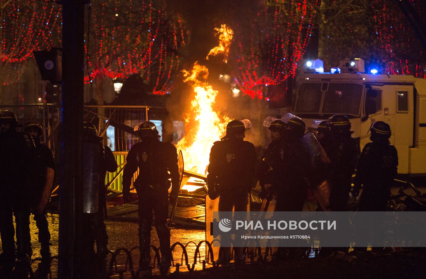 Столкновение участников акции протеста против роста цен на бензин "желтые жилеты" с силами правопорядка в Париже. Во Франции продолжается народная акция протеста автомобилистов с требованием от властей снижения налогов на топливо. Место: Франция, Париж. Автор: Ирина Калашникова/РИА Новости. Акция протестов автомобилистов "желтые жилеты" в Париже