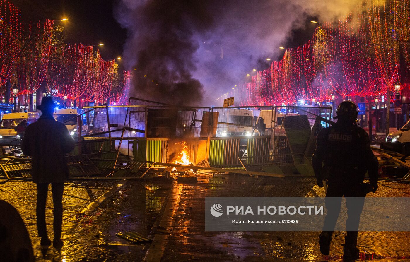Столкновение участников акции протеста против роста цен на бензин "желтые жилеты" с силами правопорядка в Париже. Во Франции продолжается народная акция протеста автомобилистов с требованием от властей снижения налогов на топливо. Место: Франция, Париж. Автор: Ирина Калашникова/РИА Новости. Акция протестов автомобилистов "желтые жилеты" в Париже