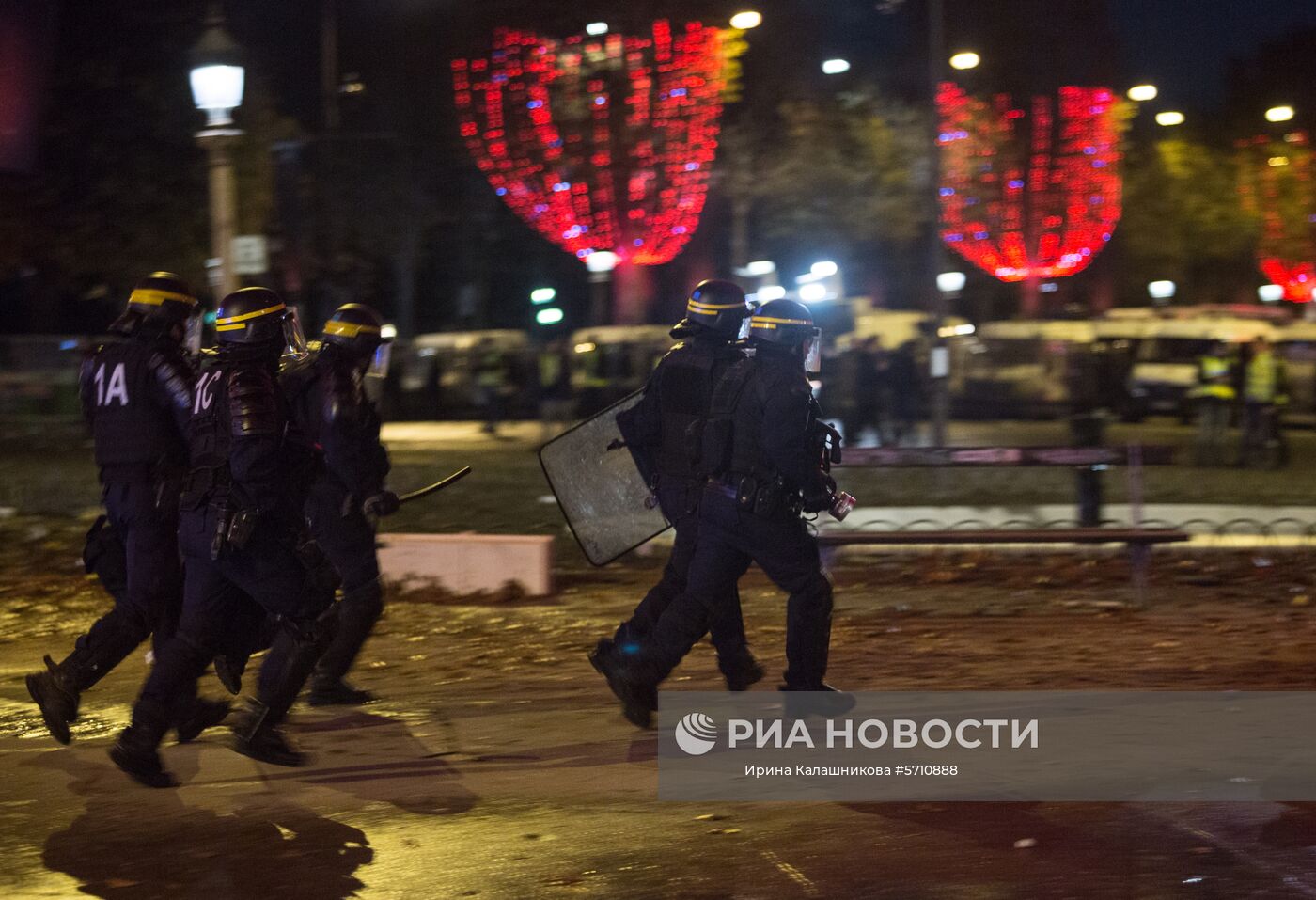 Столкновение участников акции протеста против роста цен на бензин "желтые жилеты" с силами правопорядка в Париже. Во Франции продолжается народная акция протеста автомобилистов с требованием от властей снижения налогов на топливо. Место: Франция, Париж. Автор: Ирина Калашникова/РИА Новости. Акция протестов автомобилистов "желтые жилеты" в Париже
