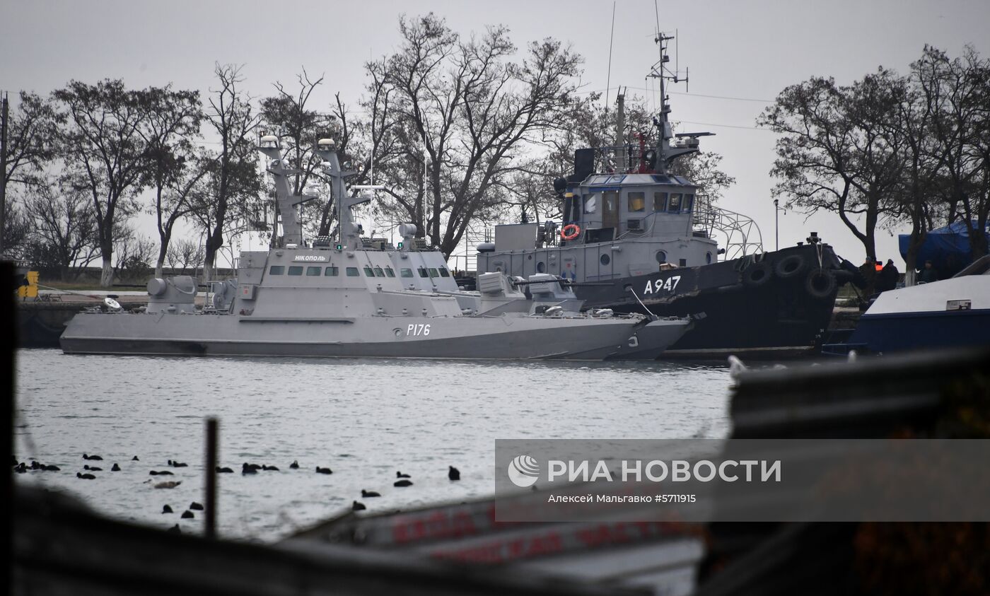 Задержанные украинские корабли доставлены в порт Керчи