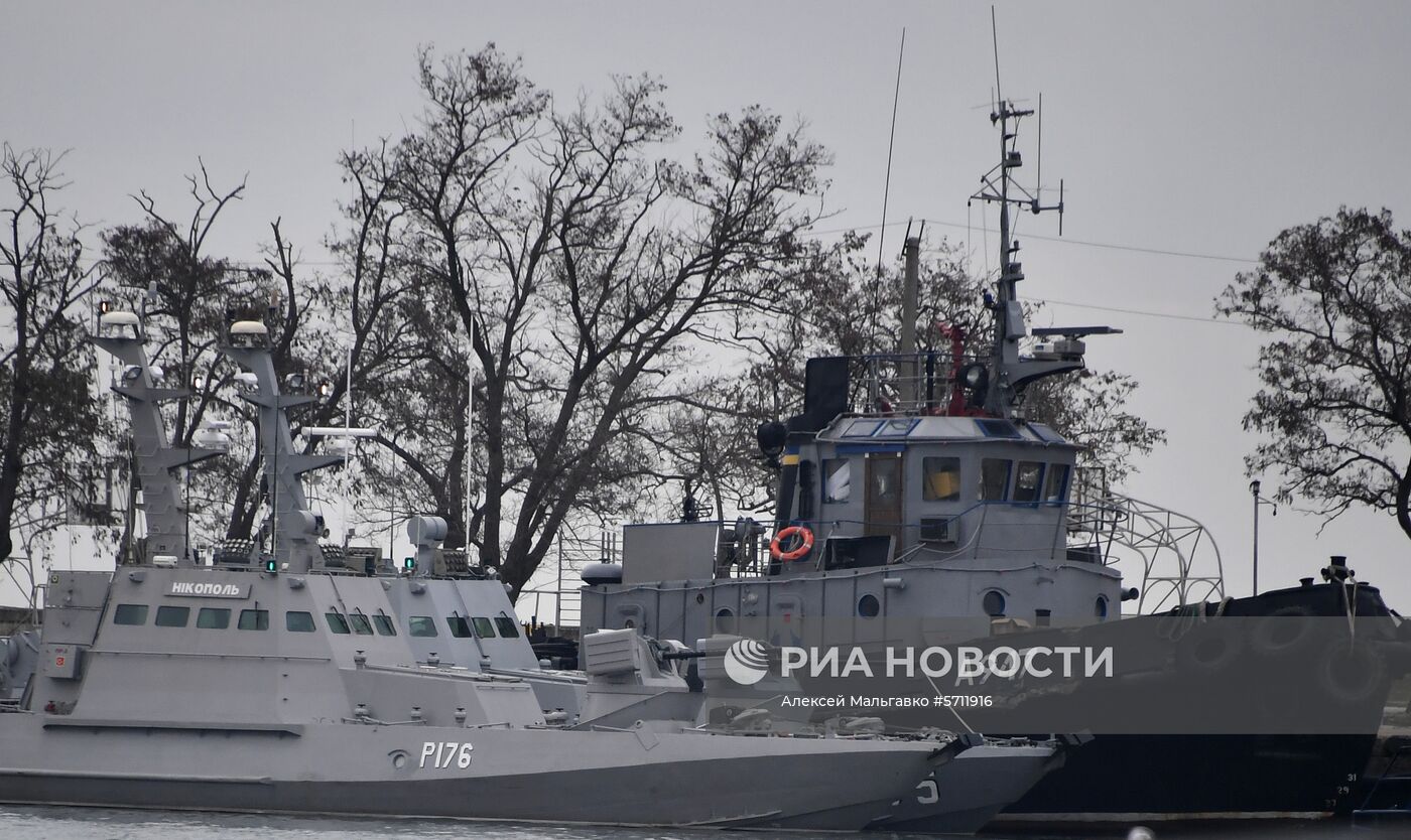 Задержанные украинские корабли доставлены в порт Керчи
