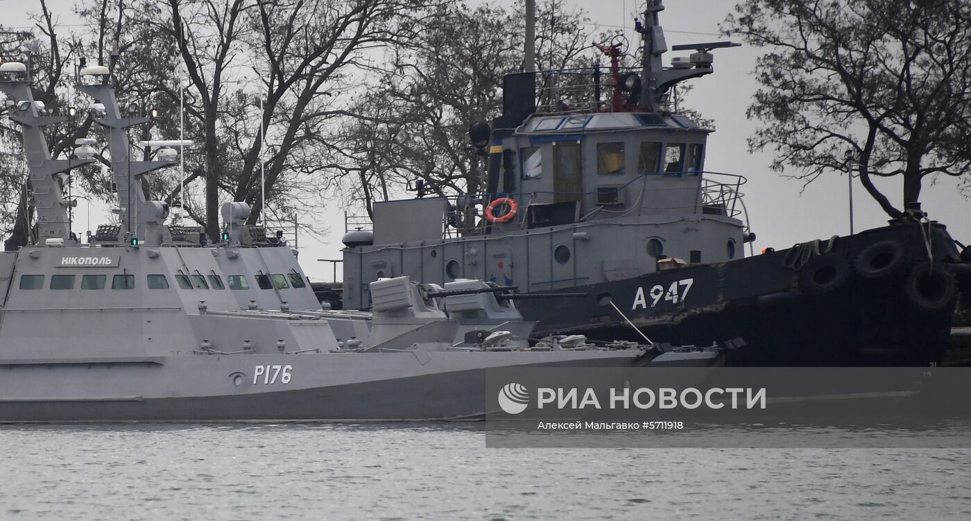 Задержанные украинские корабли доставлены в порт Керчи