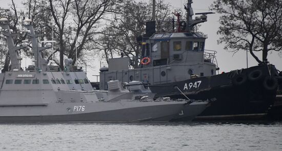 Задержанные украинские корабли доставлены в порт Керчи