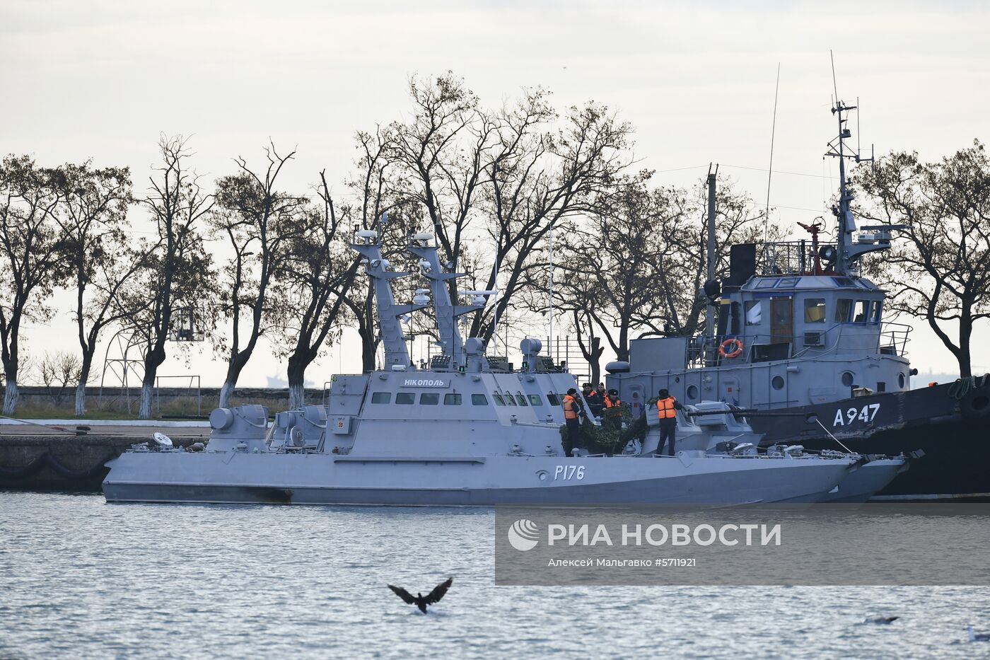 Задержанные украинские корабли доставлены в порт Керчи