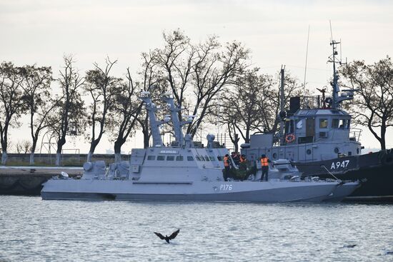 Задержанные украинские корабли доставлены в порт Керчи