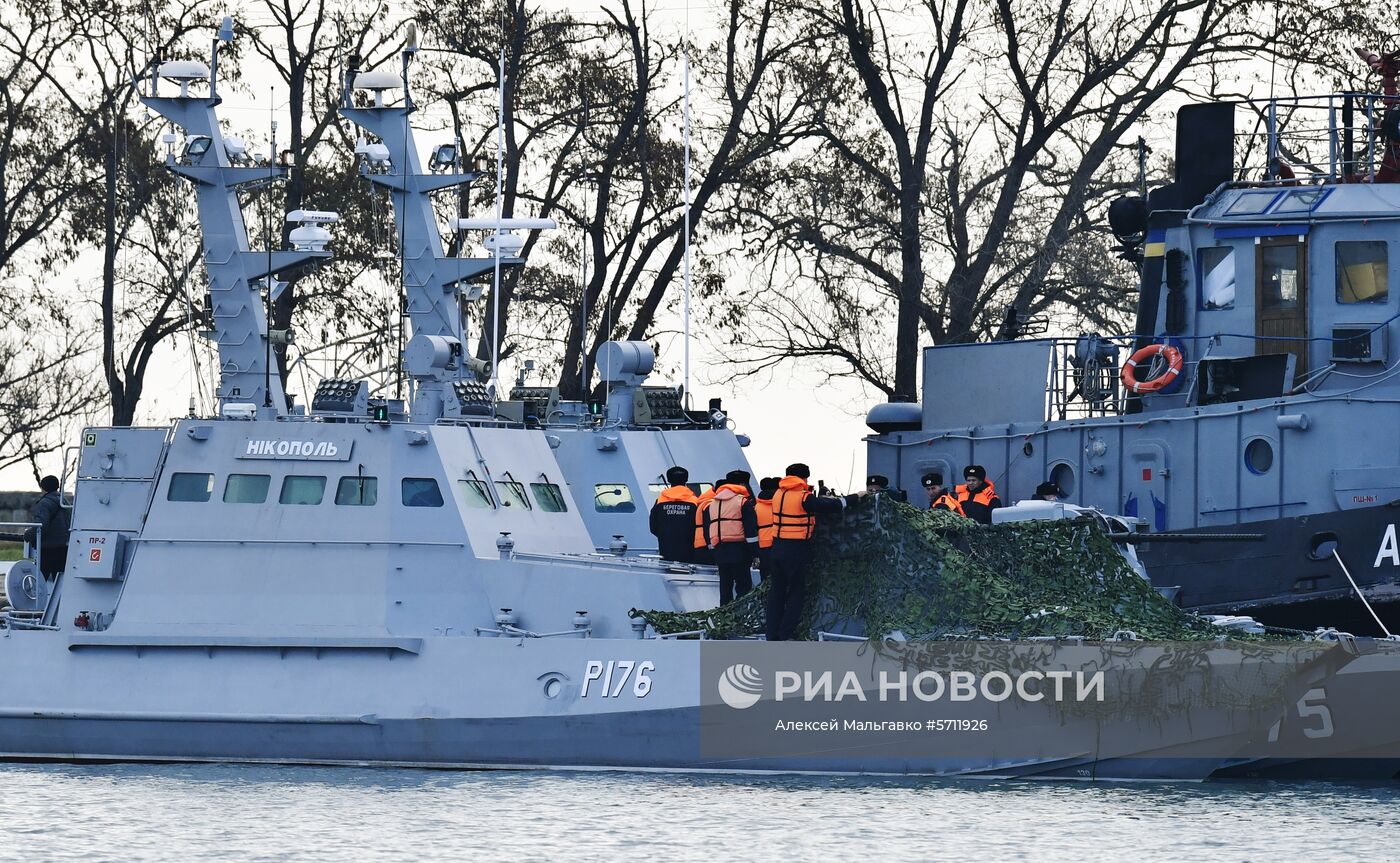 Задержанные украинские корабли доставлены в порт Керчи