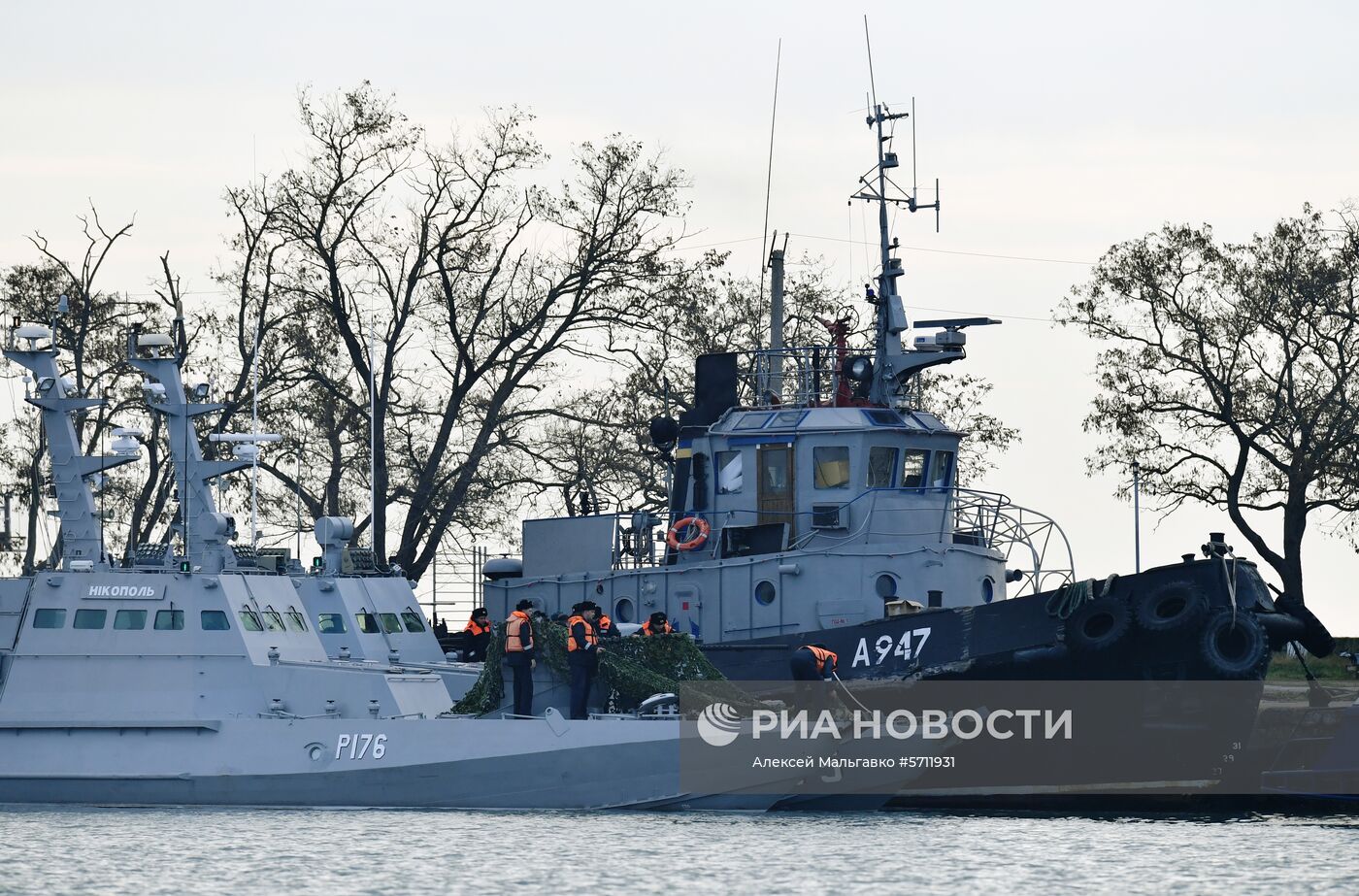 Задержанные украинские корабли доставлены в порт Керчи