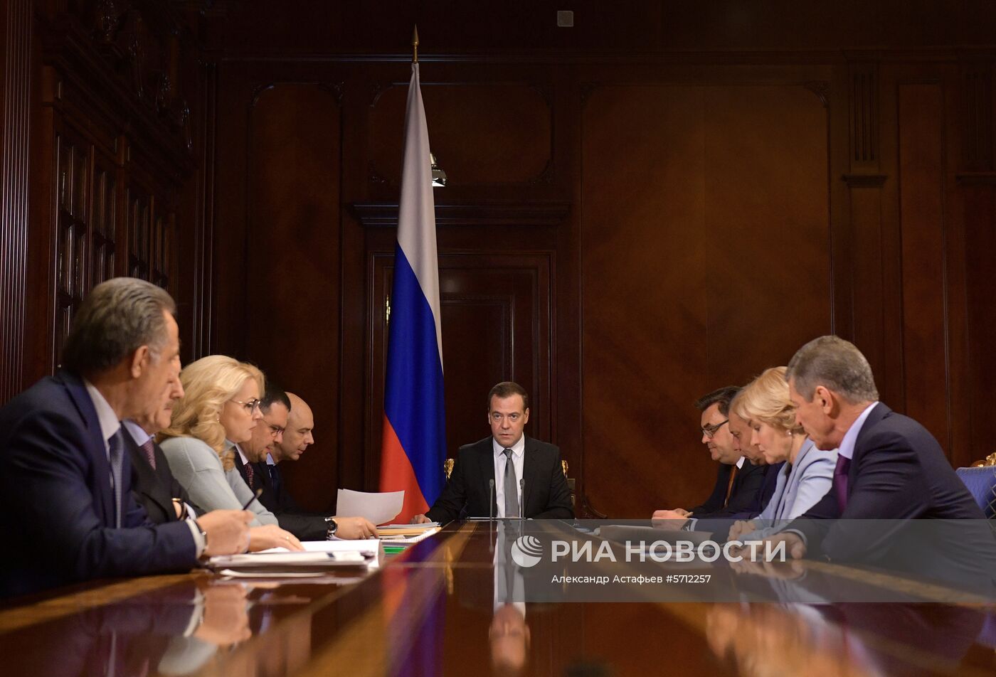  Премьер-министр РФ Д. Медведев провел совещание с вице-премьерами РФ