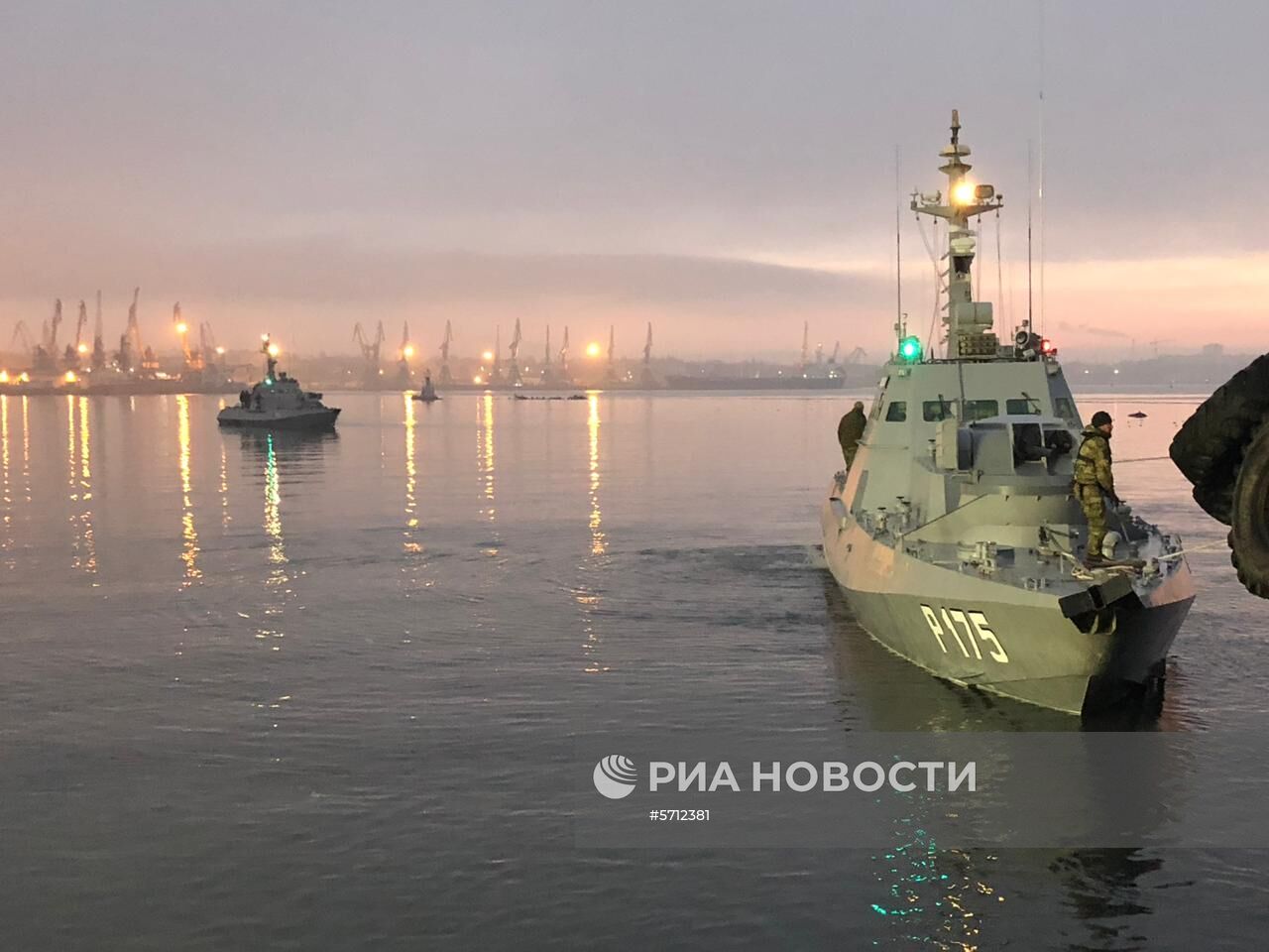 Задержанные украинские корабли доставлены в порт Керчи