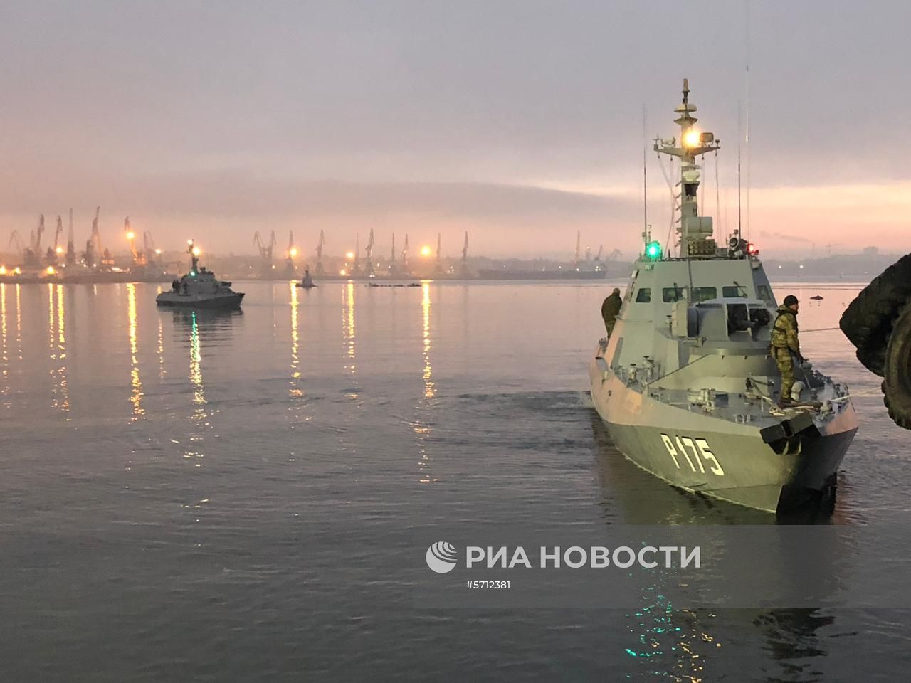 Задержанные украинские корабли доставлены в порт Керчи