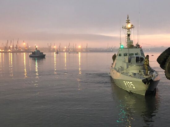 Задержанные украинские корабли доставлены в порт Керчи