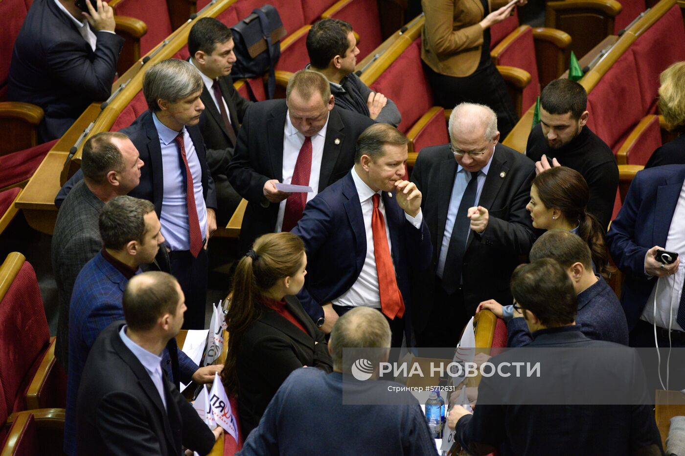 Лидер "Радикальной партии" Олег Ляшко (в центре) с однопартийцами на заседании Верховной рады Украины. На фоне инцидента с нарушением российской границы украинскими кораблями Совет национальной безопасности и обороны (СНБО) Украины принял решение ввести военное положение на территории страны на 60 суток. Решение должна утвердить Верховная рада. Место: Украина, Киев. Автор: Стрингер/РИА Новости. Заседание Верховной рады Украины
