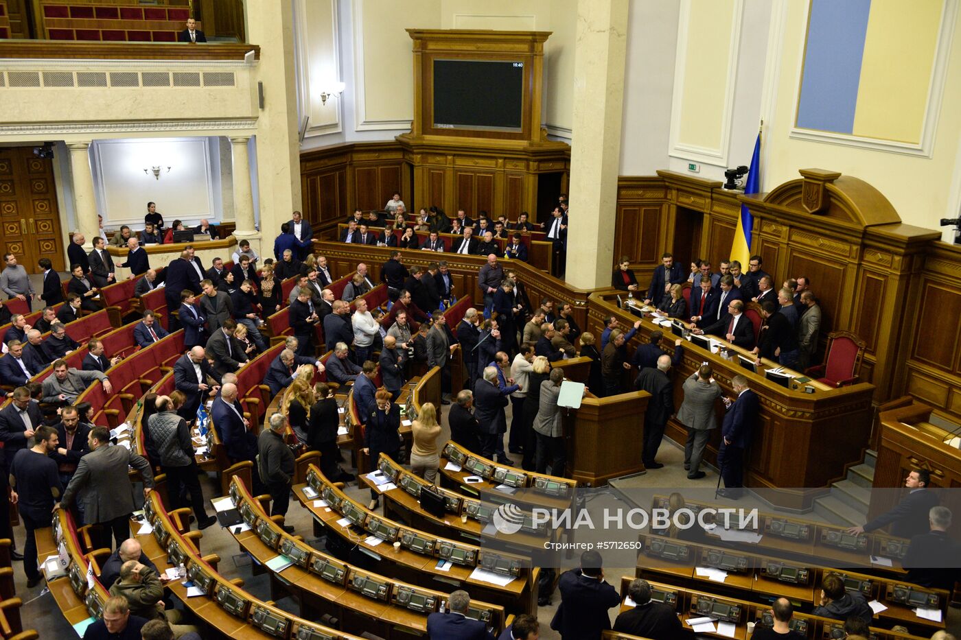 Депутаты на заседании Верховной рады Украины. На фоне инцидента с нарушением российской границы украинскими кораблями Совет национальной безопасности и обороны (СНБО) Украины принял решение ввести военное положение на территории страны на 60 суток. Решение должна утвердить Верховная рада. Место: Украина, Киев. Автор: Стрингер/РИА Новости. Заседание Верховной рады Украины