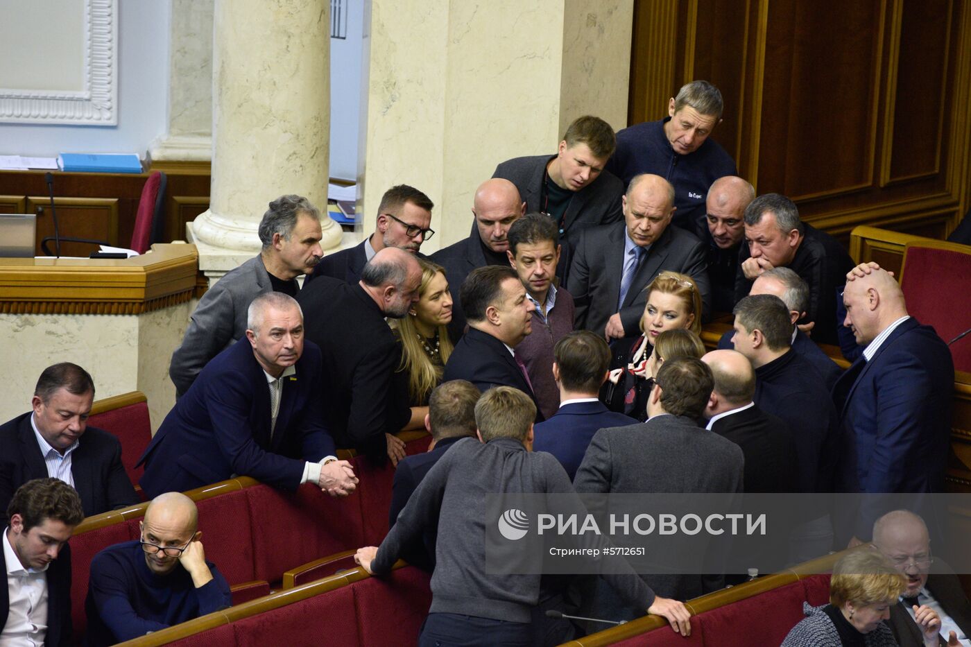 Депутаты на заседании Верховной рады Украины. На фоне инцидента с нарушением российской границы украинскими кораблями Совет национальной безопасности и обороны (СНБО) Украины принял решение ввести военное положение на территории страны на 60 суток. Решение должна утвердить Верховная рада. Место: Украина, Киев. Автор: Стрингер/РИА Новости. Заседание Верховной рады Украины
