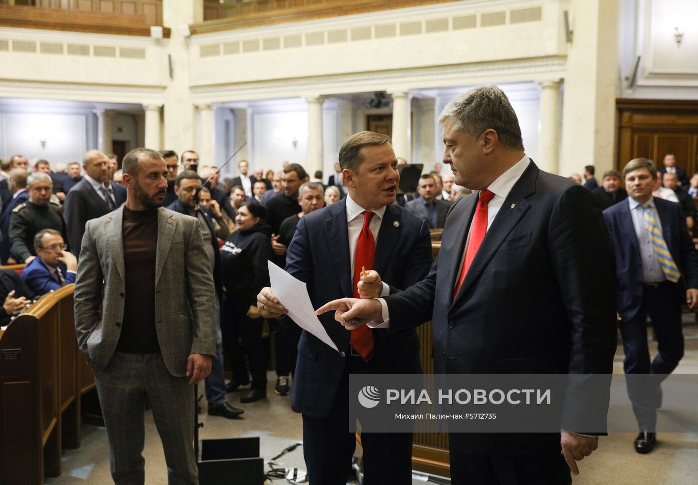 Президент Украины Петр Порошенко (справа) и лидер "Радикальной партии" Олег Ляшко на заседании Верховной рады Украины, где рассматривается решение о введении военного положения в стране. Изображение является раздаточным материалом, предоставлено третьей стороной. Только редакционное использование. Запрет на архивирование, коммерческое использование, рекламную кампанию.
Место: Украина, Киев. Автор: Михаил Палинчак/РИА Новости. Заседание Верховной рады Украины