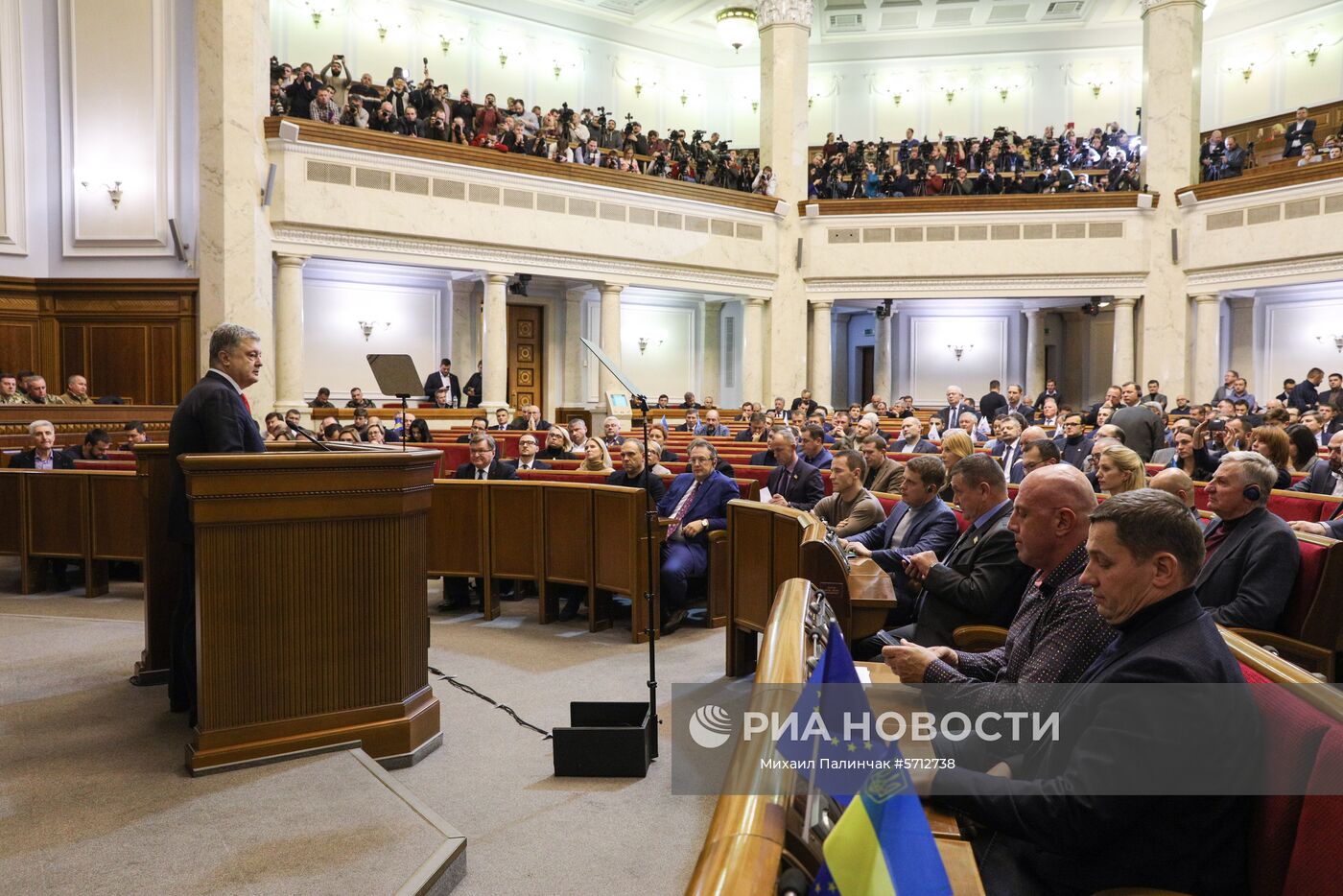 Президент Украины Петр Порошенко выступает на заседании Верховной рады Украины, где рассматривается решение о введении военного положения в стране. Изображение является раздаточным материалом, предоставлено третьей стороной. Только редакционное использование. Запрет на архивирование, коммерческое использование, рекламную кампанию.
Место: Украина, Киев. Автор: Михаил Палинчак/РИА Новости. Заседание Верховной рады Украины