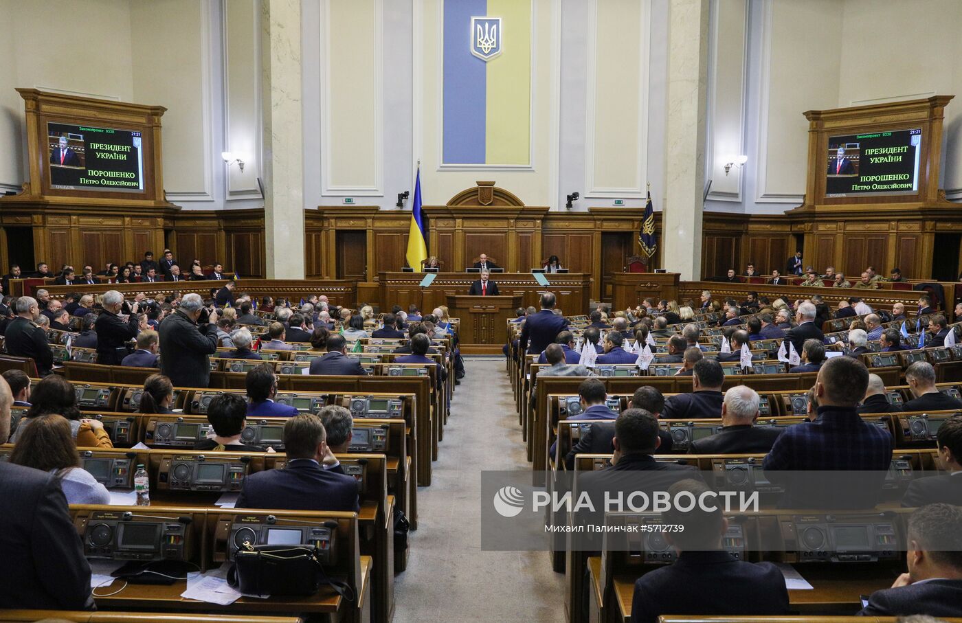 Президент Украины Петр Порошенко выступает на заседании Верховной рады Украины, где рассматривается решение о введении военного положения в стране. Изображение является раздаточным материалом, предоставлено третьей стороной. Только редакционное использование. Запрет на архивирование, коммерческое использование, рекламную кампанию.
Место: Украина, Киев. Автор: Михаил Палинчак/РИА Новости. Заседание Верховной рады Украины