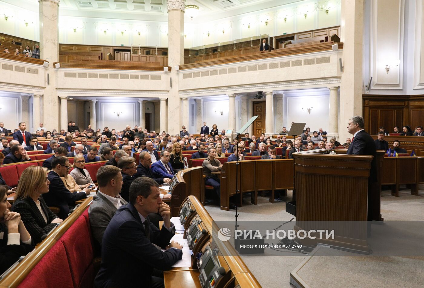 Президент Украины Петр Порошенко выступает на заседании Верховной рады Украины, где рассматривается решение о введении военного положения в стране. Изображение является раздаточным материалом, предоставлено третьей стороной. Только редакционное использование. Запрет на архивирование, коммерческое использование, рекламную кампанию.
Место: Украина, Киев. Автор: Михаил Палинчак/РИА Новости. Заседание Верховной рады Украины