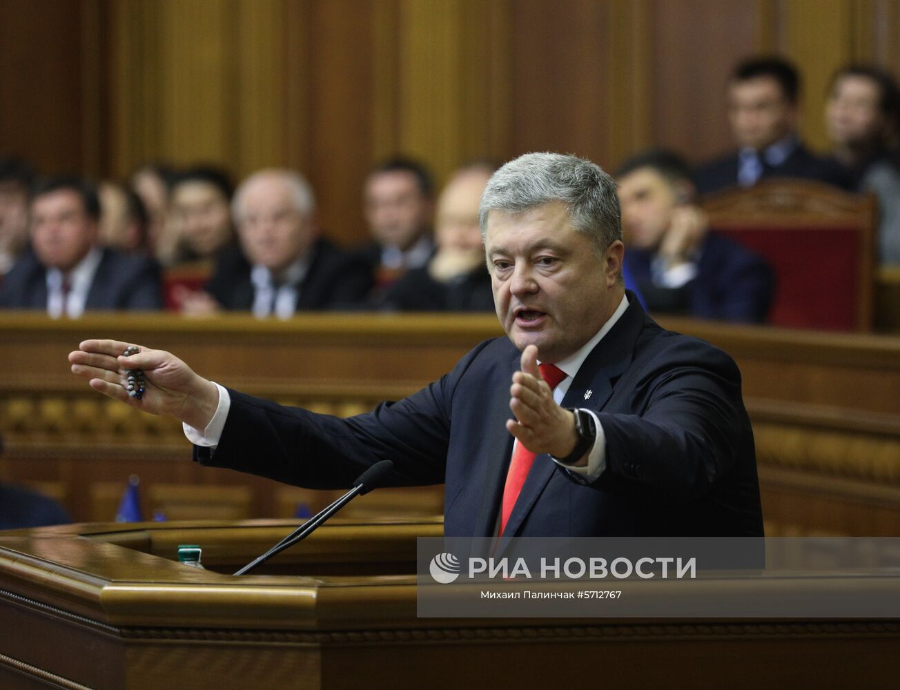 Президент Украины Петр Порошенко выступает на заседании Верховной рады Украины, где рассматривается решение о введении военного положения в стране. Изображение является раздаточным материалом, предоставлено третьей стороной. Только редакционное использование. Запрет на архивирование, коммерческое использование, рекламную кампанию.
Место: Украина, Киев. Автор: Михаил Палинчак/РИА Новости. Заседание Верховной рады Украины
