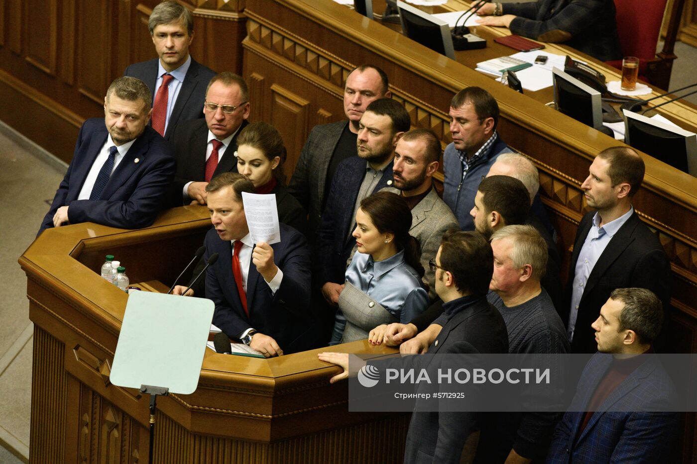 Депутаты на заседании Верховной рады Украины, где рассматривается решение о введении военного положения в стране. На фоне инцидента с нарушением российской границы украинскими кораблями Совет национальной безопасности и обороны (СНБО) Украины принял решение ввести военное положение на территории страны на 60 суток. Решение должна утвердить Верховная рада. Место: Украина, Киев. Автор: Стрингер/РИА Новости. Заседание Верховной рады Украины