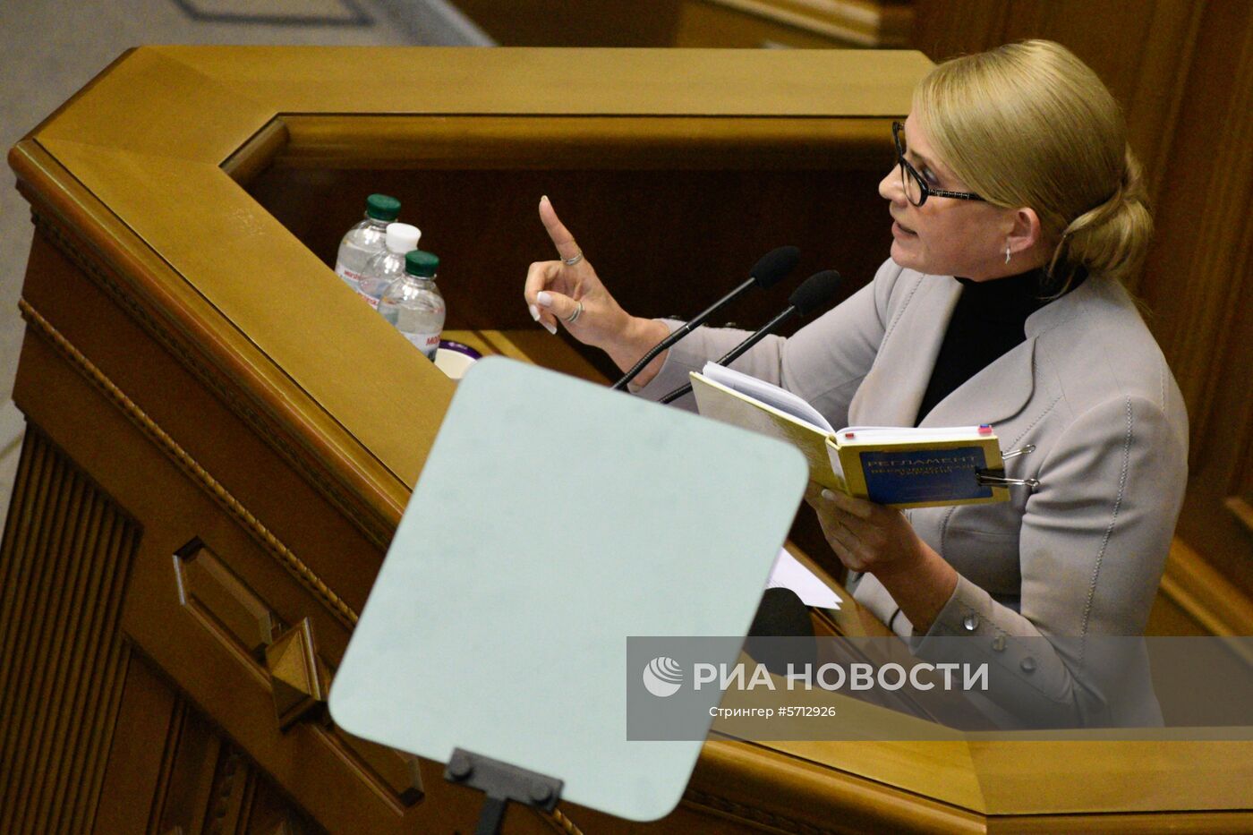 Лидер всеукраинского объединения "Батькивщина" Юлия Тимошенко выступает на заседании Верховной рады Украины, где рассматривается решение о введении военного положения в стране. На фоне инцидента с нарушением российской границы украинскими кораблями Совет национальной безопасности и обороны (СНБО) Украины принял решение ввести военное положение на территории страны на 60 суток. Решение должна утвердить Верховная рада. Место: Украина, Киев. Автор: Стрингер/РИА Новости. Заседание Верховной рады Украины