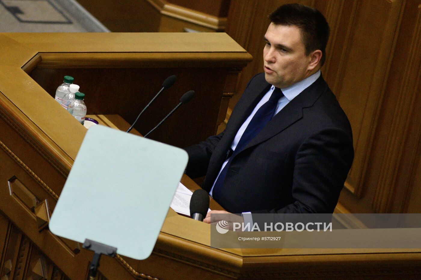 Министр иностранных дел Украины Павел Климкин выступает на заседании Верховной рады Украины, где рассматривается решение о введении военного положения в стране. На фоне инцидента с нарушением российской границы украинскими кораблями Совет национальной безопасности и обороны (СНБО) Украины принял решение ввести военное положение на территории страны на 60 суток. Решение должна утвердить Верховная рада. Место: Украина, Киев. Автор: Стрингер/РИА Новости. Заседание Верховной рады Украины
