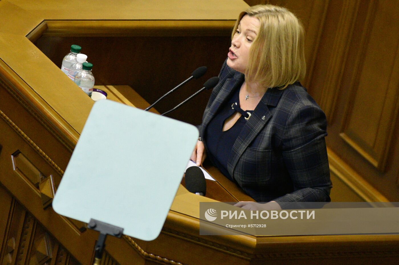 Первый заместитель председателя Верховной рады Украины Ирина Геращенко выступает на заседании Верховной рады Украины, где рассматривается решение о введении военного положения в стране. На фоне инцидента с нарушением российской границы украинскими кораблями Совет национальной безопасности и обороны (СНБО) Украины принял решение ввести военное положение на территории страны на 60 суток. Решение должна утвердить Верховная рада. Место: Украина, Киев. Автор: Стрингер/РИА Новости. Заседание Верховной рады Украины