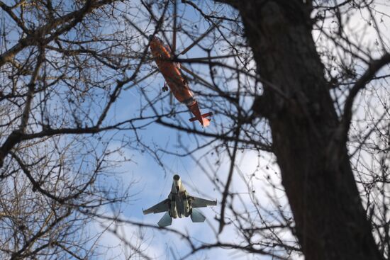 Истребитель Су-27 перевезли на вертолете Ми-26 в Кронштадт