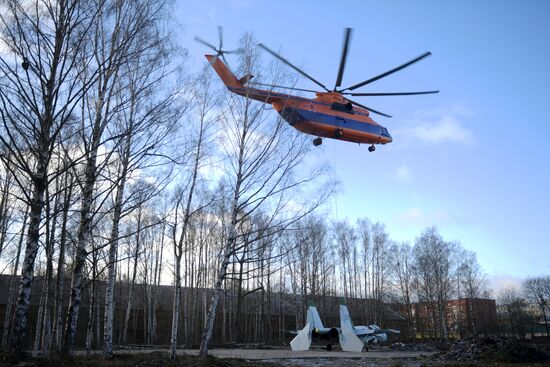 Истребитель Су-27 перевезли на вертолете Ми-26 в Кронштадт