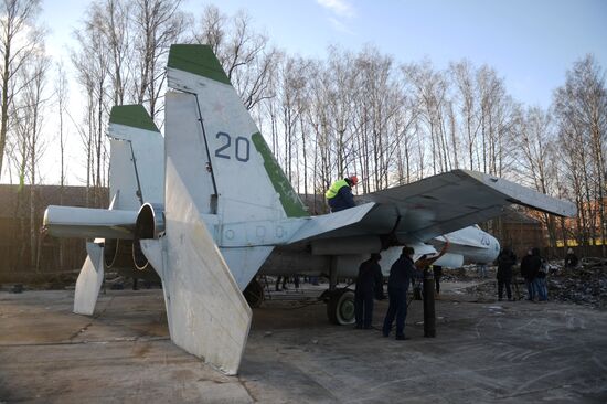 Истребитель Су-27 перевезли на вертолете Ми-26 в Кронштадт