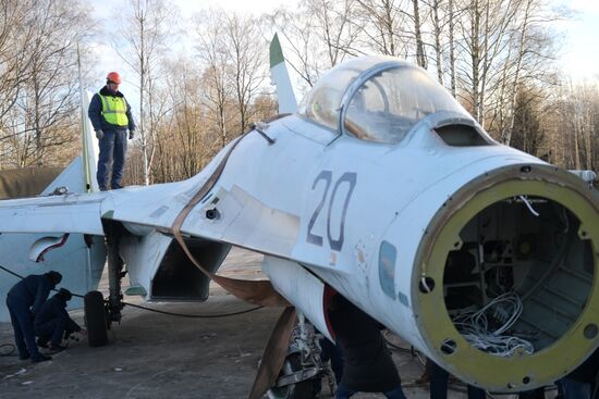 Истребитель Су-27 перевезли на вертолете Ми-26 в Кронштадт