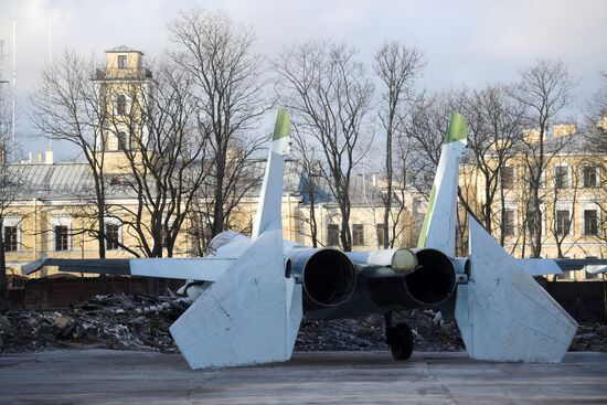 Истребитель Су-27 перевезли на вертолете Ми-26 в Кронштадт