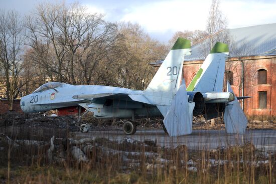 Истребитель Су-27 перевезли на вертолете Ми-26 в Кронштадт