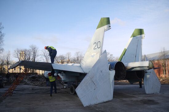 Истребитель Су-27 перевезли на вертолете Ми-26 в Кронштадт